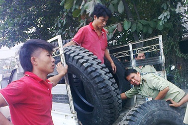 Lật tẩy một cơ sở “hô biến” lốp xe ô tô “rởm” thành “xịn”