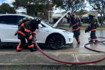 Dụng cụ đặc biệt hỗ trợ chữa cháy xe điện
