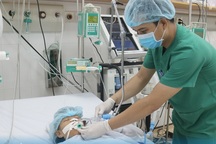 Theo ông đi câu cá, 2 cháu bé té xuống sông đuối nước