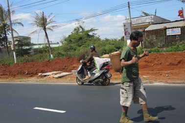 "Ma men" say xỉn đeo gùi ra quốc lộ nhảy múa