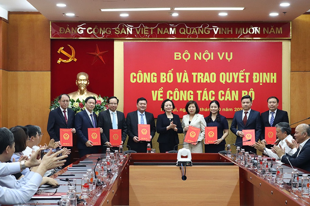 Bộ Nội vụ công bố bổ nhiệm hàng loạt cán bộ - 1 Bộ Nội vụ công bố bổ nhiệm hàng loạt cán bộ - 1