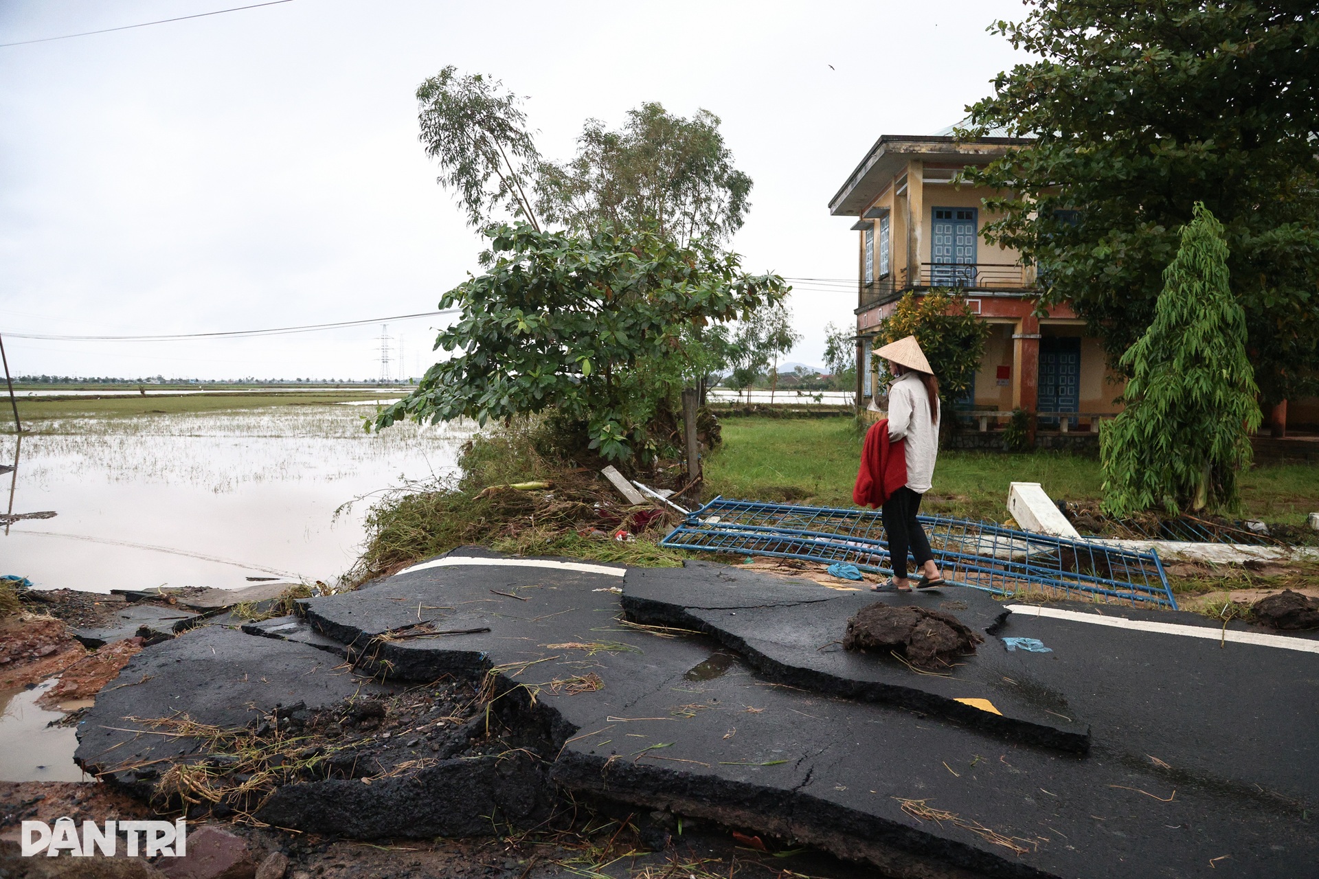 Bàng hoàng sau lũ dữ: Nhà cửa đổ sập, đường xá nứt toác - 9