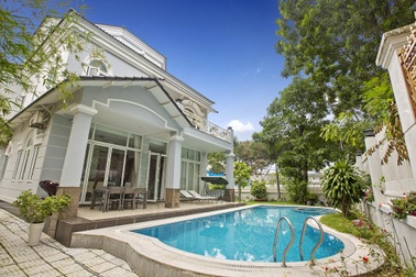 "Soi" biệt thự xa hoa - nhà chung của dàn chân dài Next Top 2017