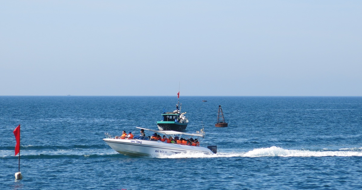 Trình diễn tạo hình nghệ thuật cano trên biển Cù Lao Chàm | Báo Dân trí