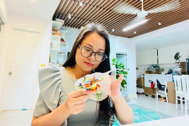 Người phụ nữ Hà Nội có biệt tài "biến lá cây thành tiền triệu"