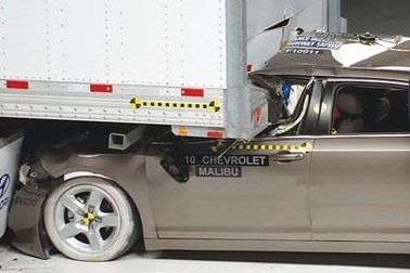 Thanh chắn gầm ô tô tải có thể cứu mạng người ngồi xe con trong tai nạn