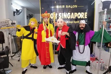 Chủ salon tóc Trương Ngọc Sơn với trang phục độc đáo Thầy trò Đường Tăng