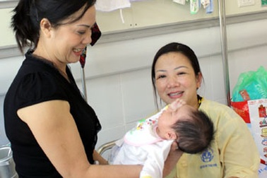 Người đàn bà “Chạy án” tặng quà tết cho bệnh nhi nghèo