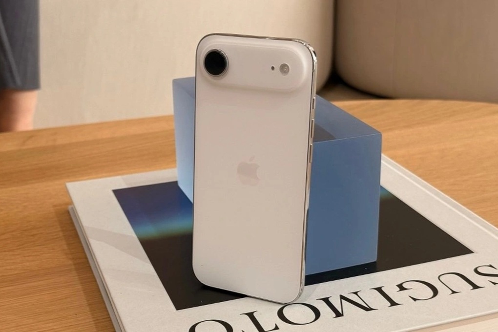 តម្លៃ iPhone Air បានធ្លាក់ចុះជាលើកដំបូងចាប់តាំងពីការចេញលក់នៅប្រទេសវៀតណាម - ២ iPhone Air giảm giá lần đầu từ khi lên kệ tại Việt Nam - 2
