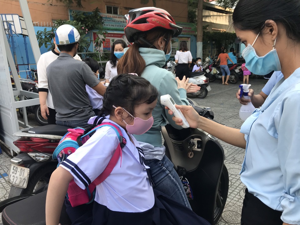 Người mẹ một bàn tay, mang theo tập vé số dắt con đi tựu trường - 3 Người mẹ một bàn tay, mang theo tập vé số dắt con đi tựu trường - 3
