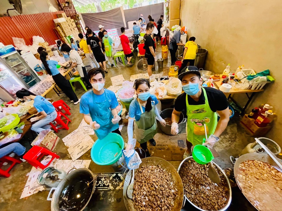 Người đàn ông 10 năm làm từ thiện, đứng bếp nấu cơm 0 đồng giữa mùa dịch - 1 Người đàn ông 10 năm làm từ thiện, đứng bếp nấu cơm 0 đồng giữa mùa dịch - 1