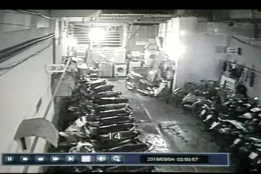 Bảo vệ “nhí” bị camera ghi hình lấy trộm tài sản