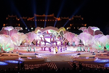 “Huế mãi trọn tình” trong lòng bè bạn 5 châu