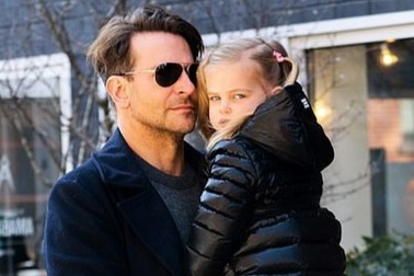 Bradley Cooper đưa con gái xinh đẹp ra phố