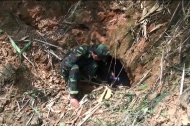 Phá lán trại, đánh sập nhiều hầm khai thác của “vàng tặc”