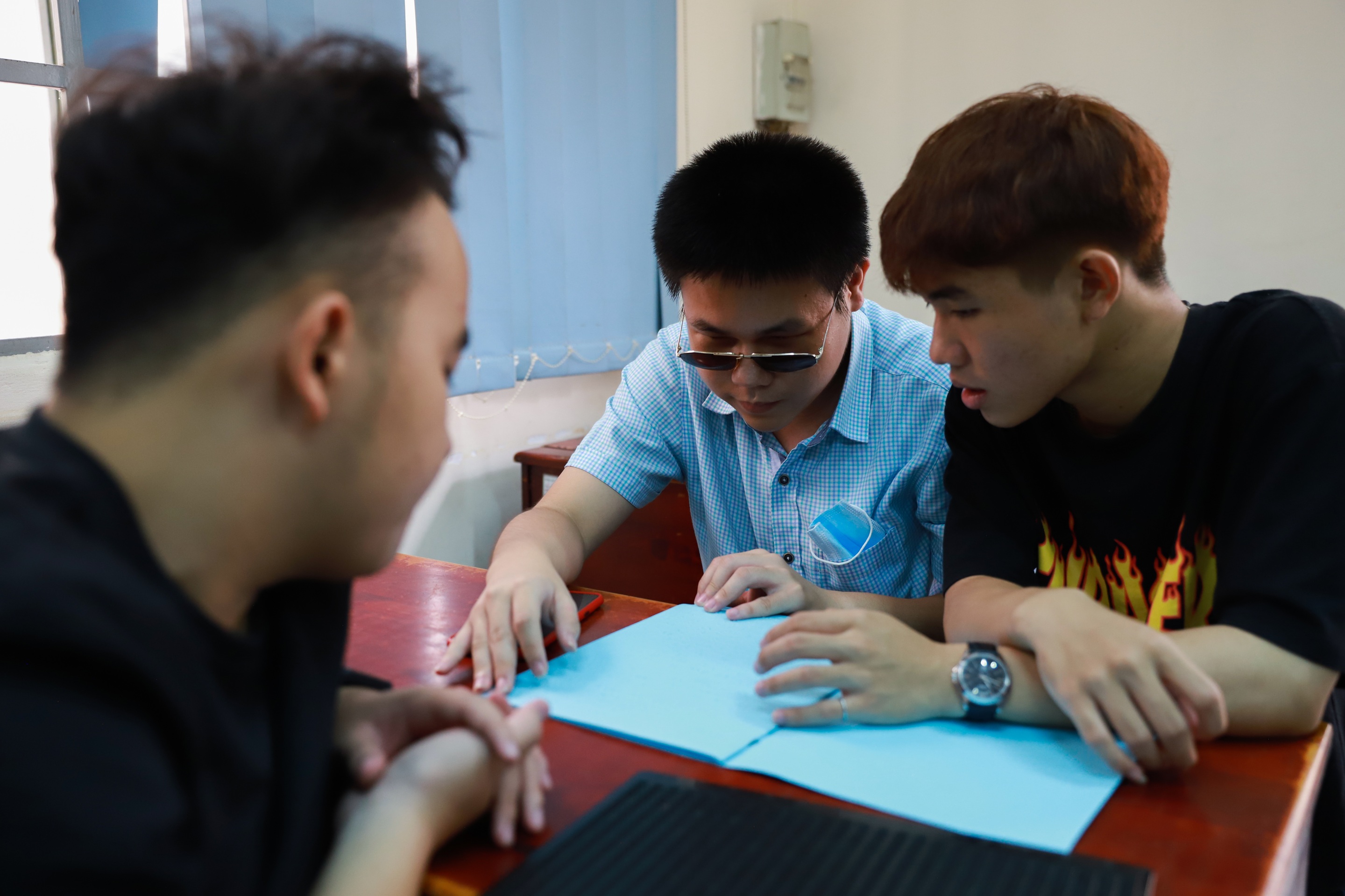 Cậu bé mù tiến thẳng vào đại học bằng giọng hát mẹ cho - 4 Cậu bé mù tiến thẳng vào đại học bằng giọng hát mẹ cho - 4