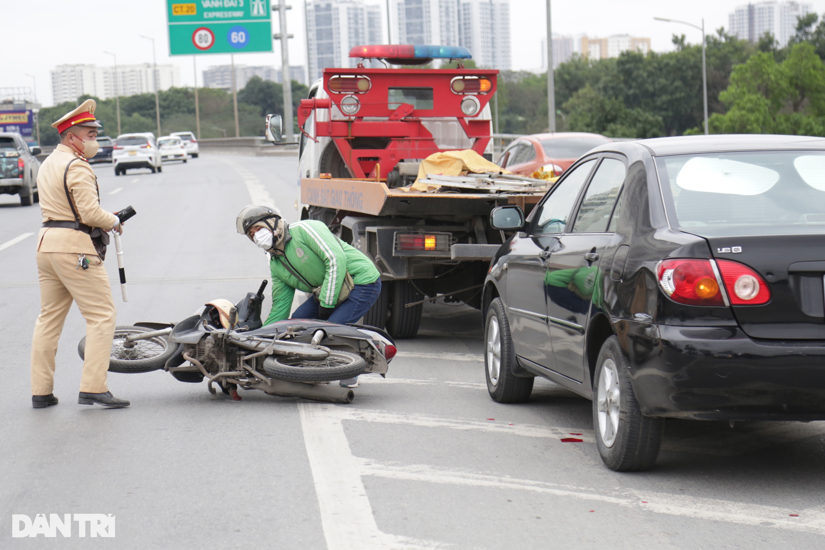 Tài xế xe ôm lên vành đai 3 trên cao bắt khách, đâm vỡ đèn ô tô biển xanh - 6