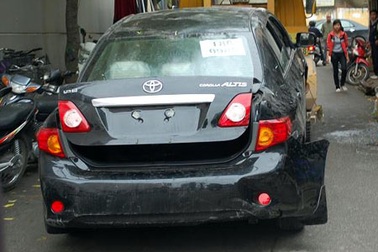 Xe Toyota cắm đầu xuống hồ Giảng Võ