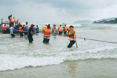 2 ngư dân đi trên ghe bị sóng biển đánh chìm