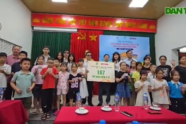 Xúc động ngày trao thẻ BHYT tới tay học sinh khó khăn tại Hà Nội