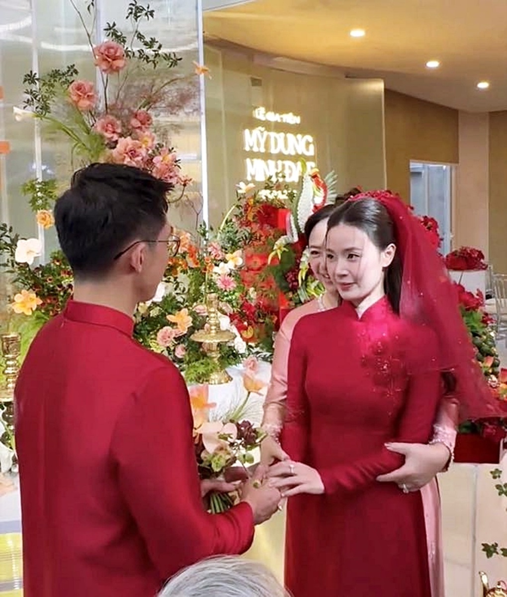 Midu rạng rỡ bên chồng thiếu gia trong lễ gia tiên, dàn phù dâu gây chú ý - 5 Midu rạng rỡ bên chồng thiếu gia trong lễ gia tiên, dàn phù dâu gây chú ý - 5