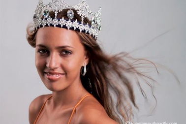 Hoa hậu bị tước ngôi vì… quá trẻ