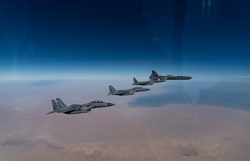 Mỹ tung video pháo đài bay B-52 áp sát Iran - 4 Mỹ tung video pháo đài bay B-52 áp sát Iran - 4