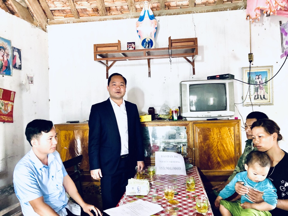 Bạn đọc giúp đỡ cậu bé chết dần trong căn nhà tàn số tiền 153 triệu đồng - 1 Bạn đọc giúp đỡ cậu bé chết dần trong căn nhà tàn số tiền 153 triệu đồng - 1