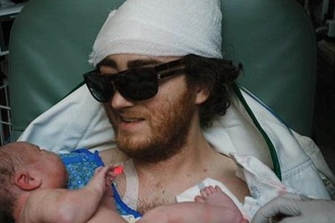 Cảm động người cha ung thư đón con trai đầu lòng