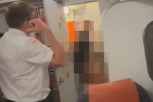 Tây Ban Nha: Cặp đôi bị bắt quả tang "làm chuyện ấy" trong WC trên máy bay