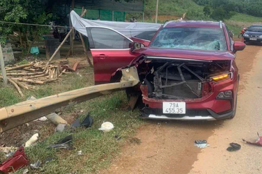 Ô tô tông vào lan can đường, 5 người thương vong