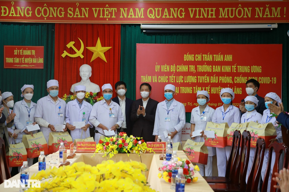 Trưởng Ban Kinh tế Trung ương tặng quà Tết gia đình chính sách, công nhân - 7 Trưởng Ban Kinh tế Trung ương tặng quà Tết gia đình chính sách, công nhân - 7