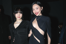 Tóc Tiên diện váy cắt xẻ gợi cảm, nổi bật khi chụp ảnh cùng Lisa