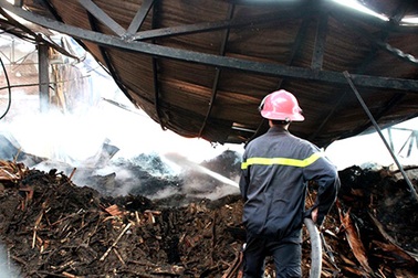 Xưởng đồ gỗ cháy lớn suốt 7 giờ đồng hồ