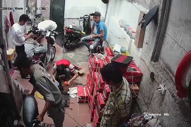 Trộm iPhone “nhanh như chớp” ở cửa hàng xe đạp điện