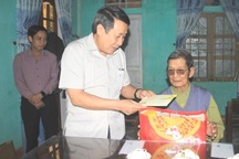 Gần 100.000 suất quà Tết đến gia đình chính sách, người có công, hộ nghèo