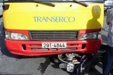 Hà Nội: Xe buýt lại “nuốt” xe máy