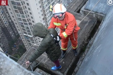 Cậu bé 8 tuổi đòi nhảy từ lầu 33 xuống đất vì không muốn đi học