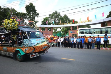 Dòng người xếp hàng đưa linh cữu Giáo sư Võ Tòng Xuân về An Giang