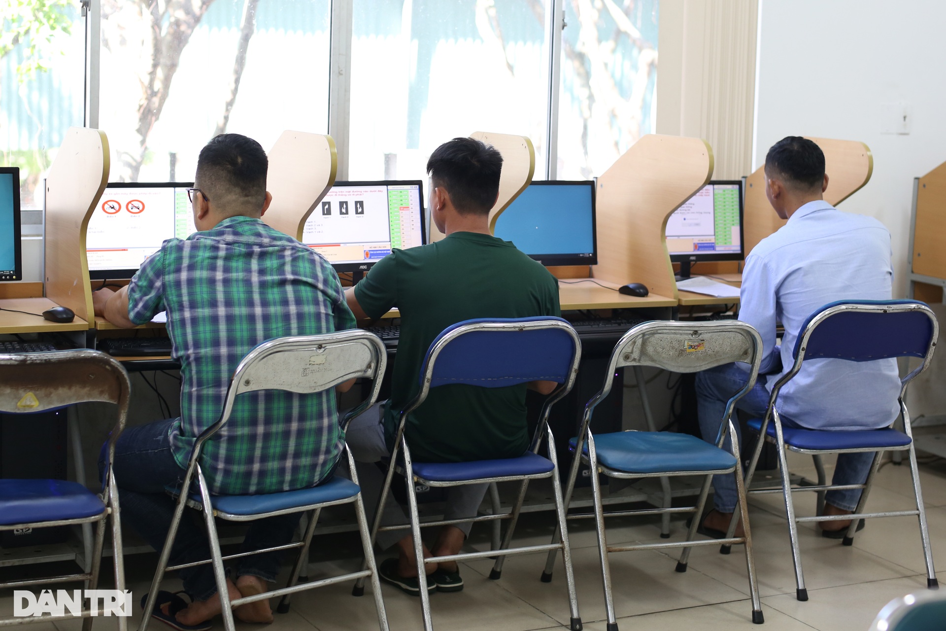 Vụ 120.000 người thi trượt lái xe ở TPHCM: Giáo viên cũng rớt phần mô phỏng - 2 Vụ 120.000 người thi trượt lái xe ở TPHCM: Giáo viên cũng rớt phần mô phỏng - 2