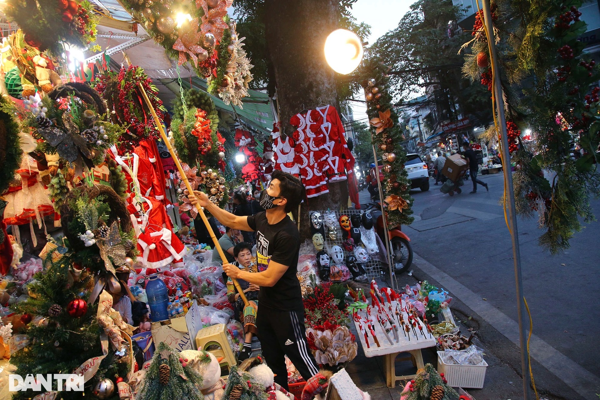 Đông nghịt người đổ về Hàng Mã mua sắm đón Noel 2021 - 10 Đông nghịt người đổ về Hàng Mã mua sắm đón Noel 2021 - 10