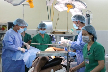 Nghề điều dưỡng “mồ hôi đổ nhiều thu nhập chẳng bao nhiêu”