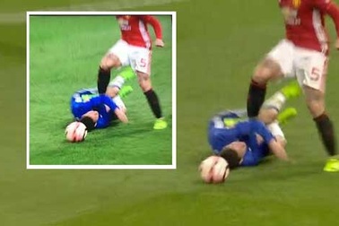 Giẫm lên người Eden Hazard, Marcos Rojo vẫn thoát tội