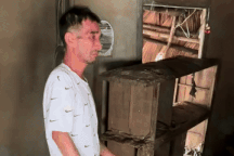 Người đàn ông ở Yên Bái bật khóc nhìn cảnh nhà tan hoang sau lũ