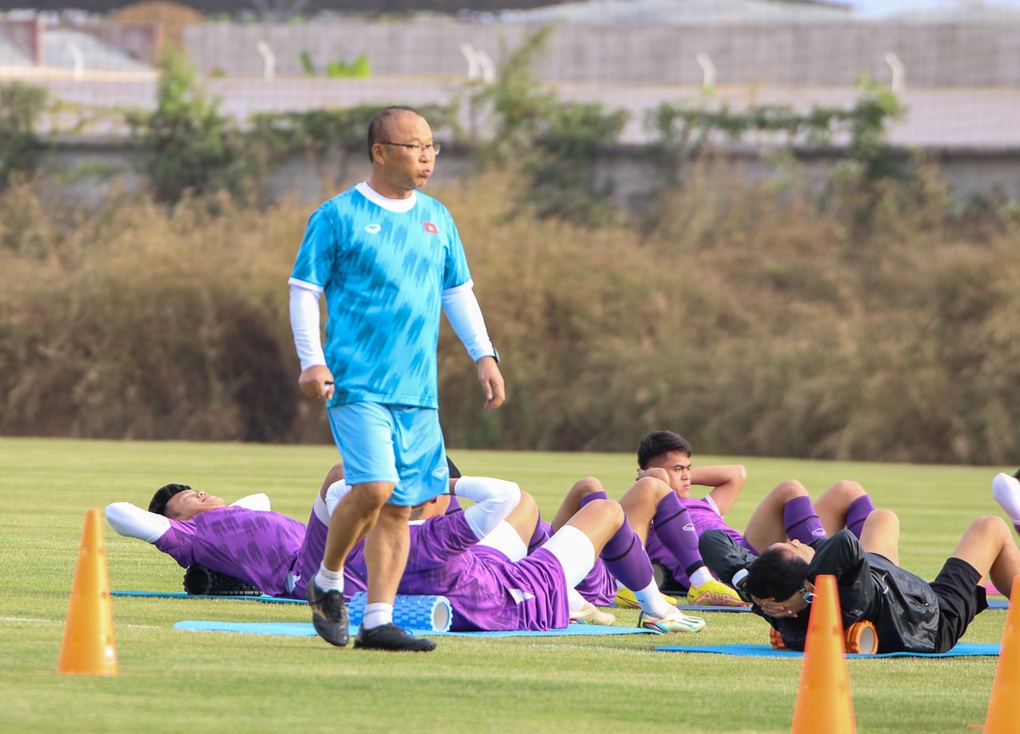 HLV Park Hang Seo lộ vẻ đăm chiêu trước trận gặp Lào - 1