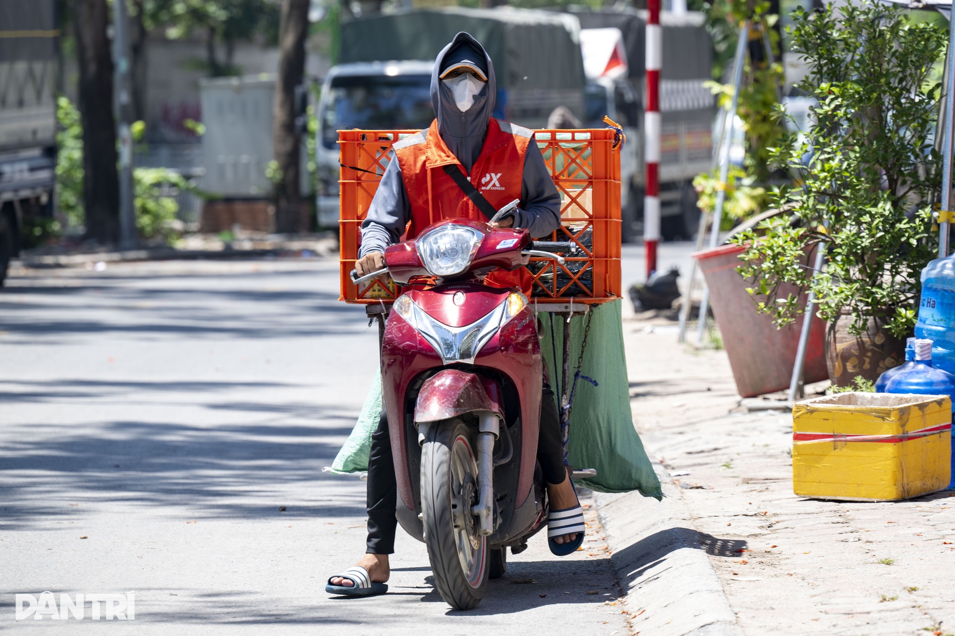 Người lao động vất vả mưu sinh dưới nắng nóng hơn 40 độ C ở Hà Nội - 13
