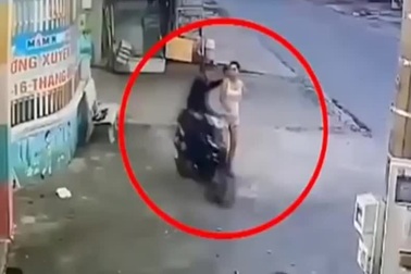 Cô gái bị giật dây chuyền trong tình huống khó ngờ