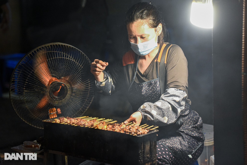 Quán thịt xiên chờ ở Hà Nội: Giá ngang cốc trà đá, ngày 1000 xiên bay vèo - 1 Quán thịt xiên chờ ở Hà Nội: Giá ngang cốc trà đá, ngày 1000 xiên bay vèo - 1