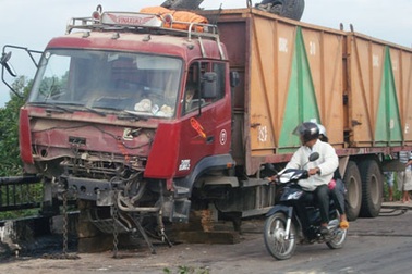 Ngủ gật, tài xế xe container đâm vào lan can cầu