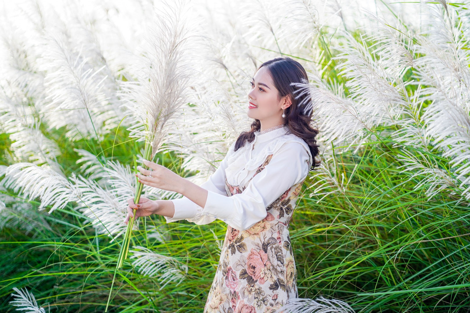 Bãi cỏ lau trắng tuyệt đẹp hút giới trẻ Hà thành tới sống ảo - 4 Bãi cỏ lau trắng tuyệt đẹp hút giới trẻ Hà thành tới sống ảo - 4
